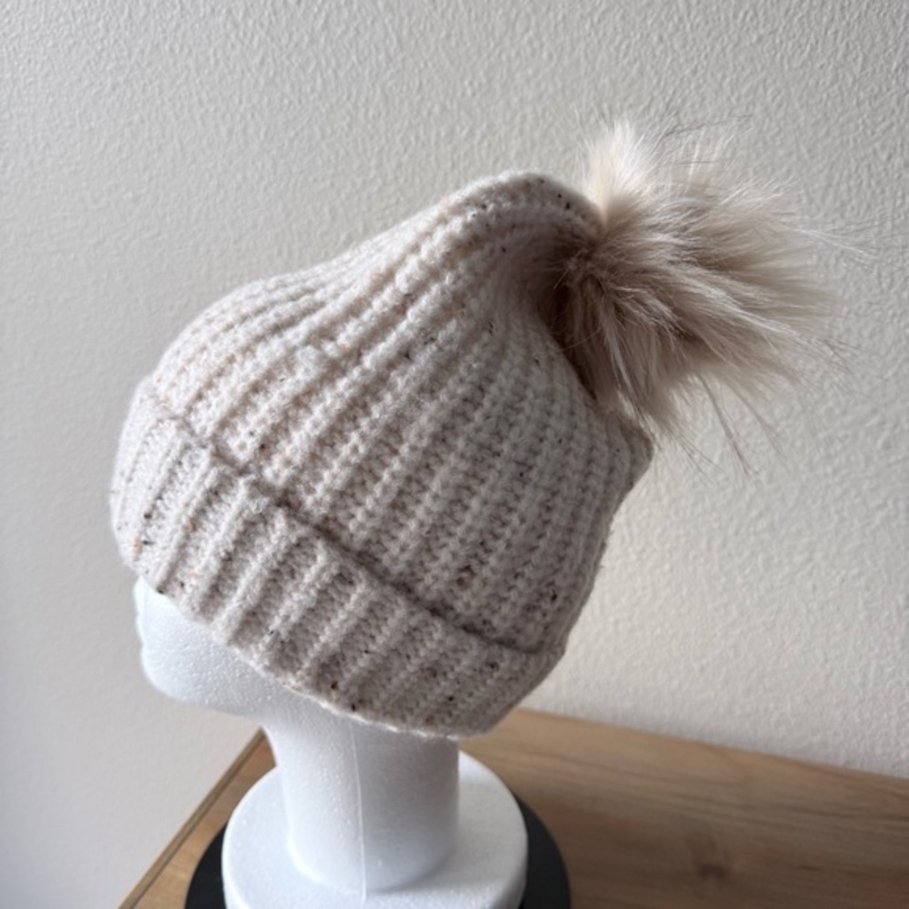 NWT Cedarwood Threads women’s cream speckled knit beanie with faux fur Pom-pom